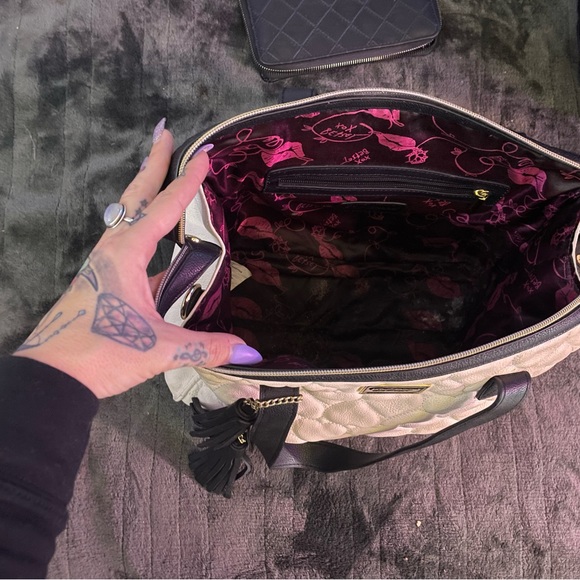 Authentic Betsy Johnson white leather heart print tote - Picture 2 of 5